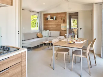 Mietunterkunft - Mobil-Home 5 Chambres (+ 1 Convertible) - Terrasse Couverte - 13/15 Pers. - Camping L'Étang du Pays Blanc