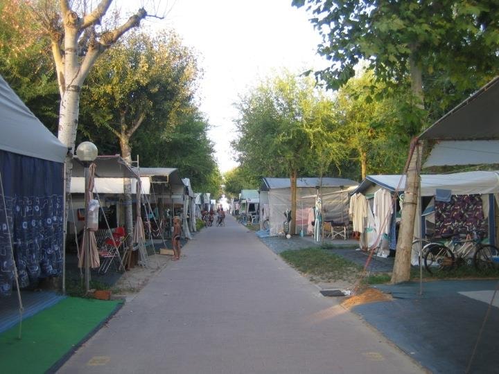 Standplaats : auto + tent / caravan + elektriciteit