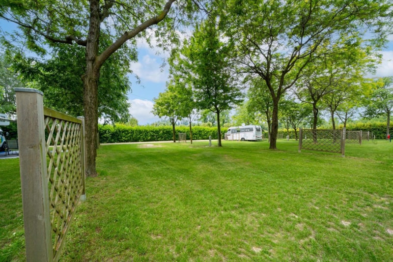 Emplacement Comfort 100 - 120 m², électricité 16A, wifi, raccordement eau / évacuation (1381-1444)