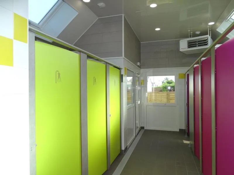 Forfait Emplacement Avec Électricité 10A (1 Caravane Ou 1 Tente + 1 Voiture Ou 1 Camping-Car)