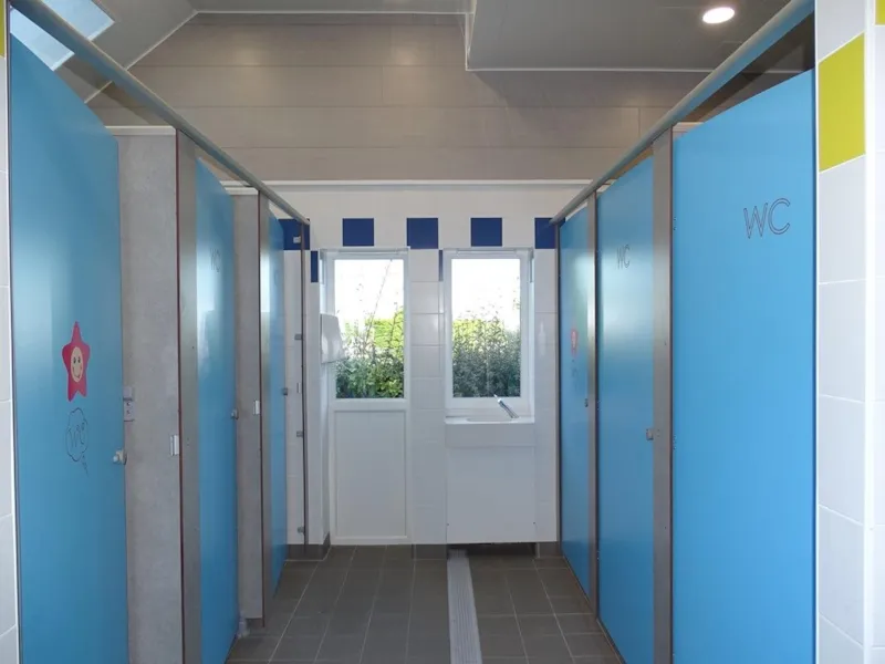 Forfait Emplacement Avec Électricité 10A (1 Caravane Ou 1 Tente + 1 Voiture Ou 1 Camping-Car)