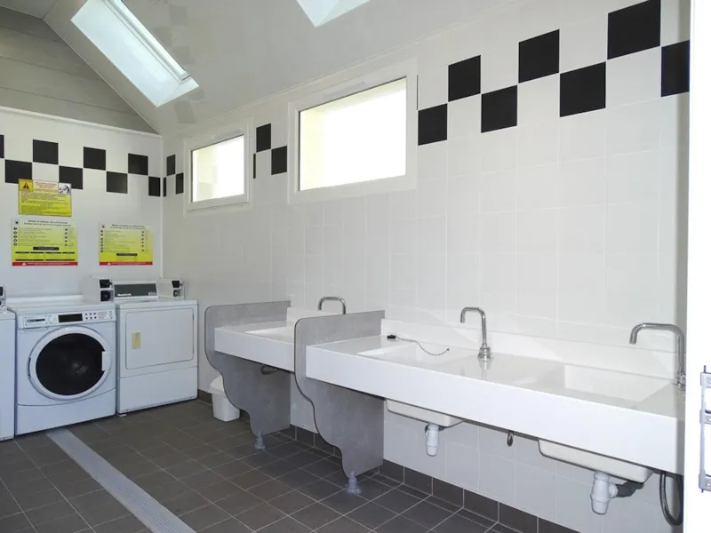 Forfait Emplacement Avec Électricité 10A (1 Caravane Ou 1 Tente + 1 Voiture Ou 1 Camping-Car)