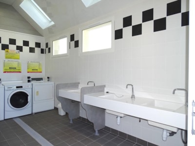Site package with 10A electricity (1 caravan or 1 tent + 1 car or 1 camper) — 5