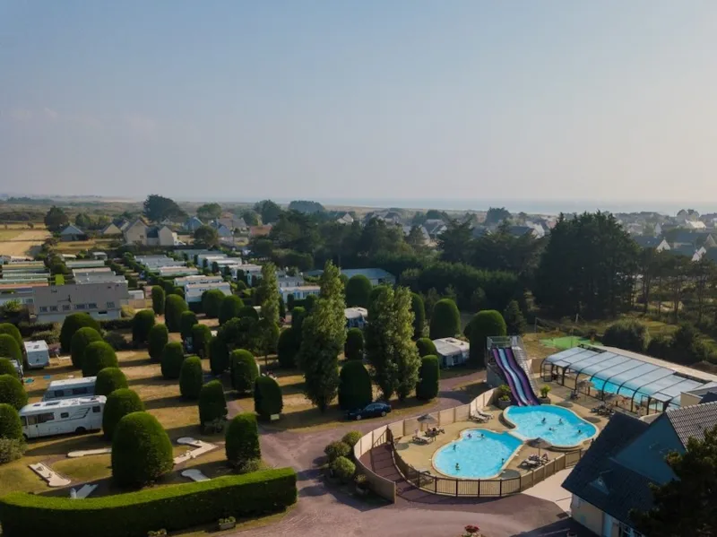 Forfait Emplacement Avec Électricité 10A (1 Caravane Ou 1 Tente + 1 Voiture Ou 1 Camping-Car)