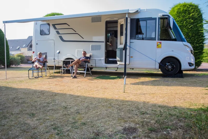 Forfait Emplacement Avec Électricité 10A (1 Caravane Ou 1 Tente + 1 Voiture Ou 1 Camping-Car)