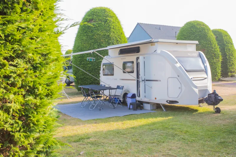 Forfait Emplacement Avec Électricité 10A (1 Caravane Ou 1 Tente + 1 Voiture Ou 1 Camping-Car)