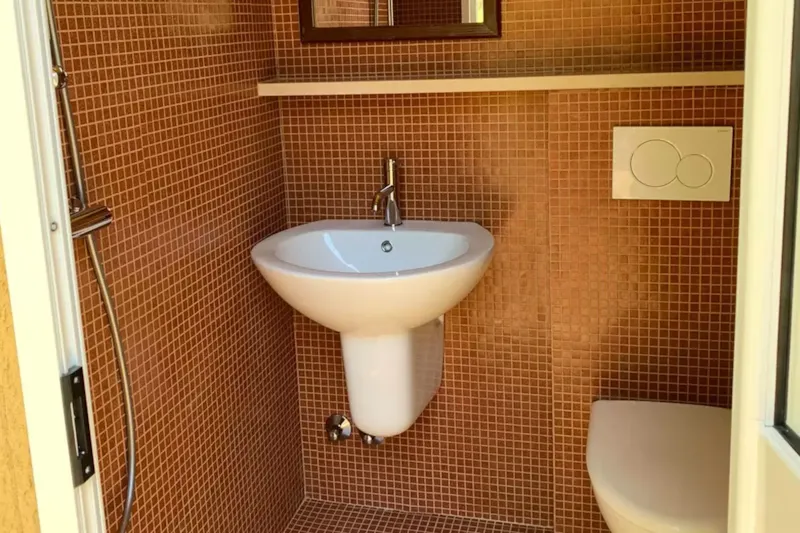 Premium Pitch Xl (With Private Bathroom) + 10 Amp Electric