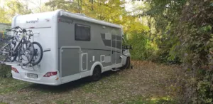 Emplacement - Liberty Pitch: motorhome only - Without electricity or water - Camping du Pont de Manne