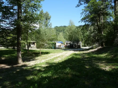 Pitch - Pitch : Car + Tent Or Caravan Or Camping-Car - image n°2 - Camping du Pont de Manne