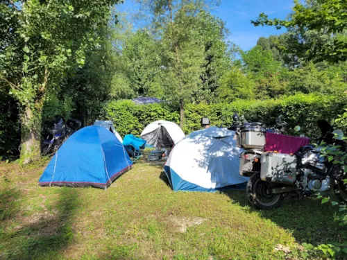 Emplacement - Emplacement : 1 Tente - Motard, Cycliste Ou Randonneur - image n°1 - Camping du Pont de Manne