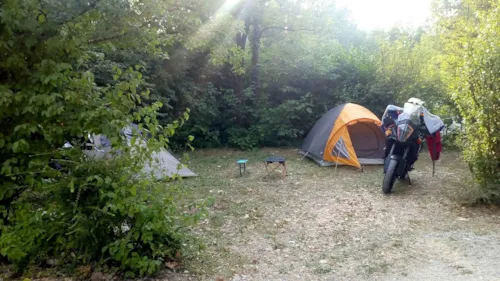 Emplacement - Emplacement : 1 Tente - Motard, Cycliste Ou Randonneur - image n°3 - Camping du Pont de Manne