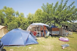 Kampeerplaats(en) - Natuurpakket (1 Tent, Caravan Of Camper / 1 Auto) - Camping Paradis La Ferme Erromardie