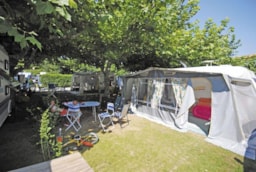 Kampeerplaats(en) - Basisprijs Comfortplaats (1 Tent, Caravan Of Camper / 1 Auto / Elektriciteit 16A) - Camping Paradis La Ferme Erromardie