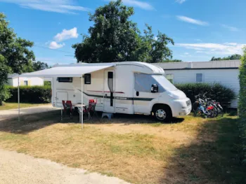 Stellplatz - Stellplatz Komfort (Zelt, Wohnwagen, Wohnmobil / 1 Auto / Strom 10A) - Camping De Rhuys
