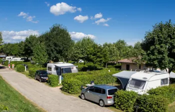 Stellplatz - Stellplatz Confort + Strom - Camping La Grappe Fleurie