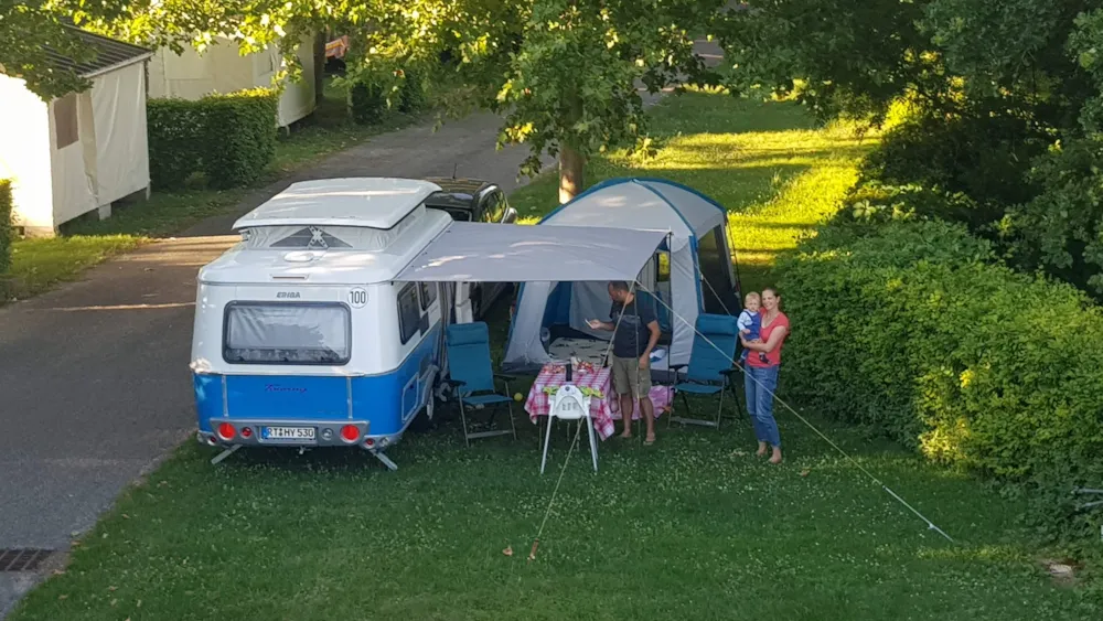 Stellplatz - Stellplatz Familien + Strom - +2 Erwachsene + 2 Kinder Unter 14 Jahren - Camping La Grappe Fleurie