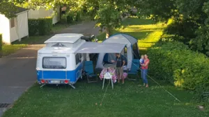 Emplacement - Family Package + electricity - 2 adults + 2 children under 14 years - Camping La Grappe Fleurie