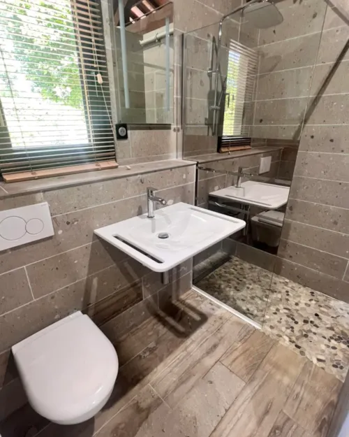 Emplacement - Emplacement Confort Avec Salle De Bain Privée - image n°4 - Camping La Grappe Fleurie