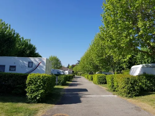 Emplacement - Forfait Famille (Avec Électricité) - 2 Adultes Et 2 Enfants - image n°4 - Camping La Grappe Fleurie