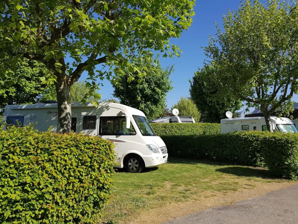 Stellplatz - Comfort Family Package Mit Eigenem Bad (2 Erwachsene Und 2 Kinder) - Camping La Grappe Fleurie