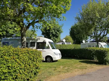 Stellplatz - Comfort Family Package Mit Eigenem Bad (2 Erwachsene Und 2 Kinder) - Camping La Grappe Fleurie