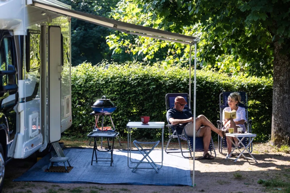 Stellplatz - Premium-Stellplatz (Eigenes Bad +Fahrradverleih +Wellness-Zugang) - Camping La Grappe Fleurie