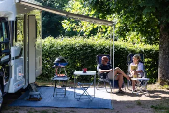Stellplatz - Premium-Stellplatz (Eigenes Bad +Fahrradverleih +Wellness-Zugang) - Camping La Grappe Fleurie