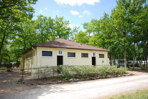 Emplacement Voiture Avec Caravane, Tente Ou Camping-Car + 2 Adultes Inclus + Électricité 10 A