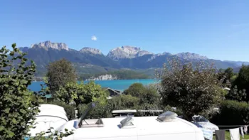 Emplacement - Forfait Camping (Emplacement, 2 Personnes, 1 Véhicule) - Camping Onlycamp Au Coeur du Lac