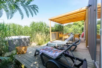 Mietunterkunft - Cottage Natura Lodge Premium 2 Zimmer 2 Badezimmer + Spa - Yelloh ! Village Les Mouettes