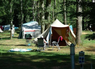 Pitch with 2 persons and électricite.