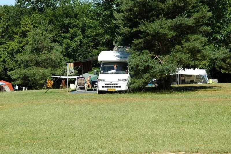 Emplacement Avec 2 Personnes Et Électricité.