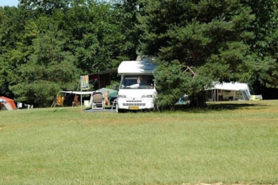 Pitch with 2 persons and électricite.