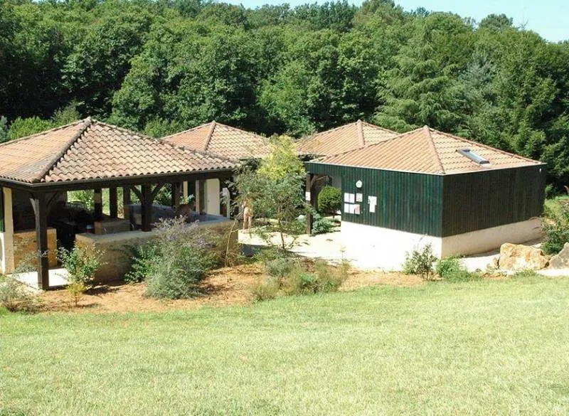 Emplacement Avec 2 Personnes Et Électricité.