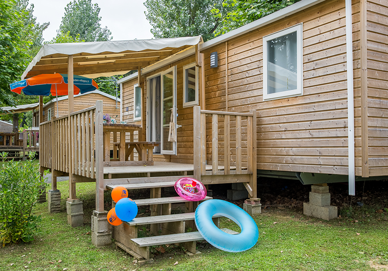 Mobil-home Confort 3 chambres avec terrasse en bois semi couverte