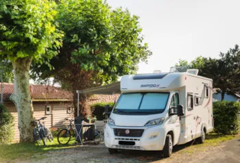 Stellplatz - Access Stellplatz : Wohnmobil + Strom - Camping Eden Villages Bela Basque