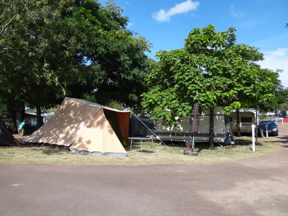 Pitch tent, caravan or motor home + 1 car