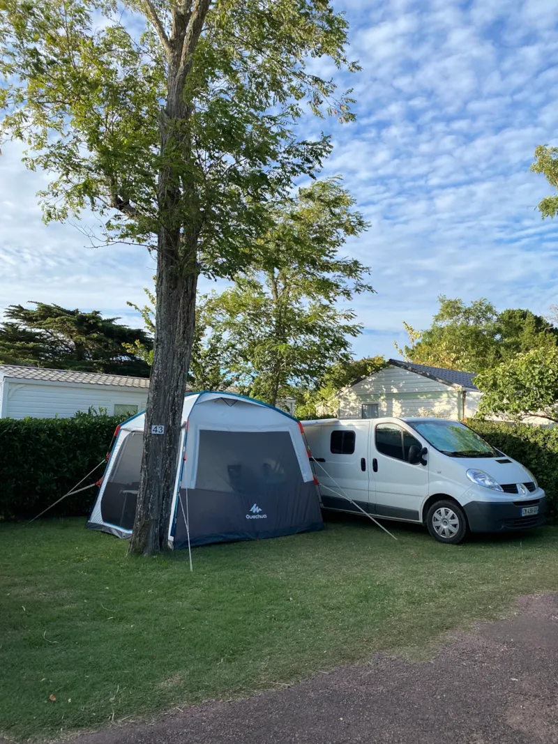 Emplacement Tente / Caravane  + 1 Véhicule