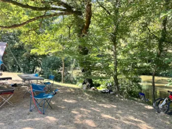 Stellplatz - River Edge Komfortpaket Elektrizität– 10 Amp - Camping la Prade