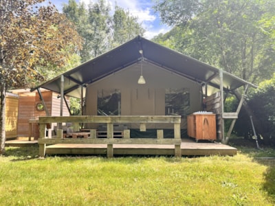 GREENLODGE GREENCAMP Canvas accommodation for 5 people with outdoor toilet facilities, a hammock and