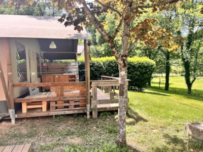 GREENLODGE GREENCAMP Canvas accommodation for 5 people with outdoor toilet facilities, a hammock and