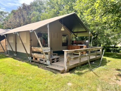 GREENLODGE GREENCAMP Canvas accommodation for 5 people with outdoor toilet facilities, a hammock and