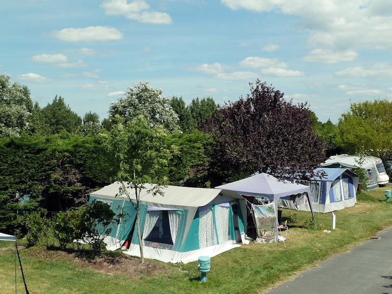 Emplacement nu (100 m²) avec électricité 10A + un véhicule + eau et drain d'évacuation