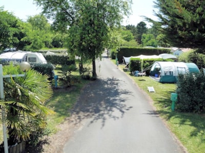 Pitch with car (100 m²) + tent /caravan + 10A electricity + water and drainage point