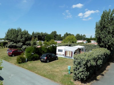 Large Pitch (150 m²) with car + tent /caravan + 10A electricity + water and drainage point