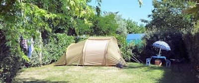 Large Pitch (150 m²) with car + tent /caravan + 10A electricity + water and drainage point