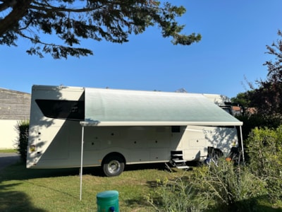 Bare pitch (100 m²) for recreational vehicle (incl. 10A elec., 1 vehicle, water & drainage)