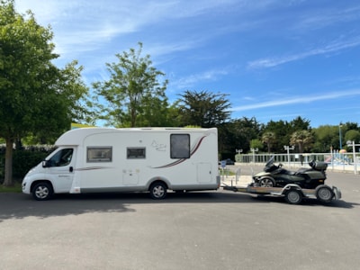 Bare pitch (100 m²) for recreational vehicle (incl. 10A elec., 1 vehicle, water & drainage)