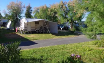 Stellplatz - Pauschale : Stellplatz + 1 Auto + Strom - Capfun - Camping Lou Village