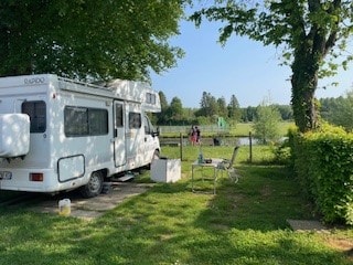 Emplacement + 1 voiture + tente, caravane ou camping-car